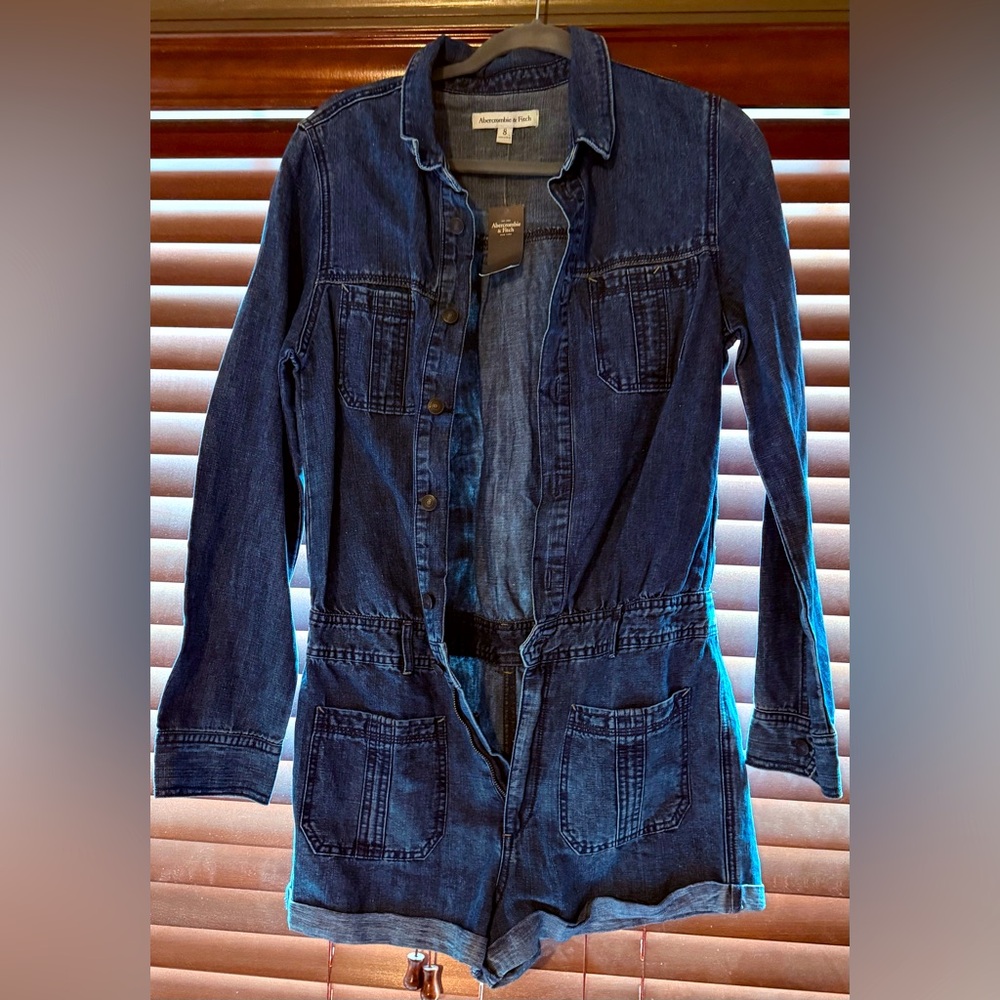 Brand new Abercrombie&Fitch long sleeve short overalls.